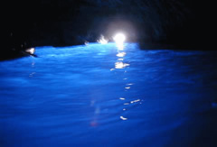 神秘的な雰囲気に包まれた「青の洞窟」