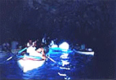 「青の洞窟」内は手漕ぎボートで